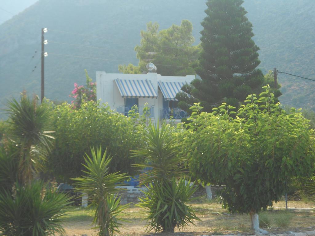 Mouragio Studios Tirós Buitenkant foto